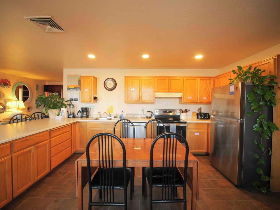 Coffee/tea maker, full-size fridge, microwave, oven