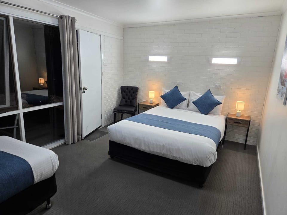 Executive Double Room, Courtyard View | Premium bedding, minibar, desk, laptop workspace
