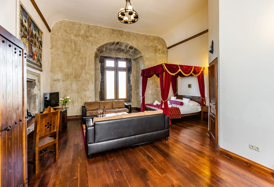 Deluxe Room, 1 Bedroom | In-room safe, desk, blackout drapes, soundproofing