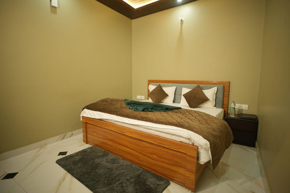 Deluxe Room | Iron/ironing board, WiFi (free)