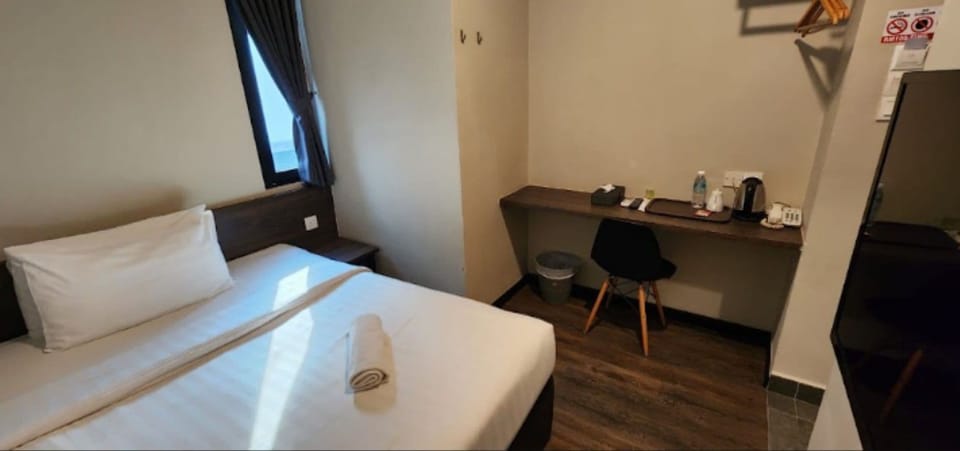 Single Room, 1 Twin Bed, Park View | Desk, iron/ironing board (on request), WiFi (free)