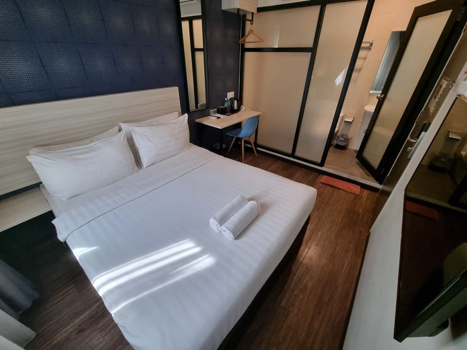 Queen Room with Window | Desk, iron/ironing board (on request), WiFi (free)