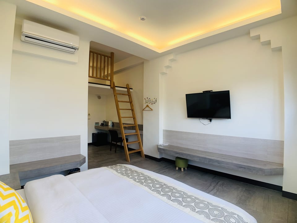Standard Room | 1 bedroom, premium bedding, down comforters, desk