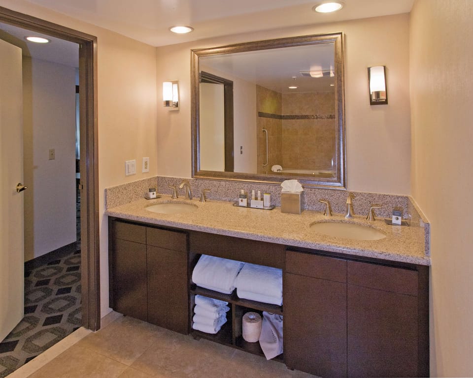 Combined shower/tub, eco-friendly toiletries, hair dryer, bathrobes