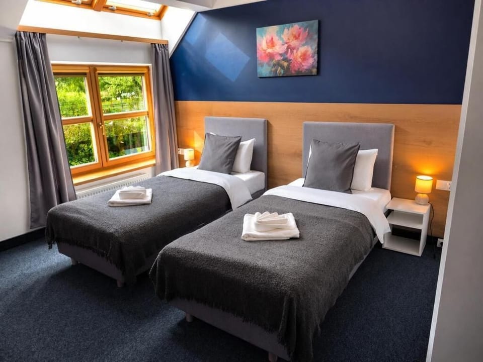 Classic Twin Room, Garden View | Desk, laptop workspace, WiFi (free), bed sheets