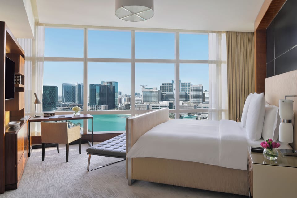 Presidential Suite | Minibar, in-room safe, desk, laptop workspace