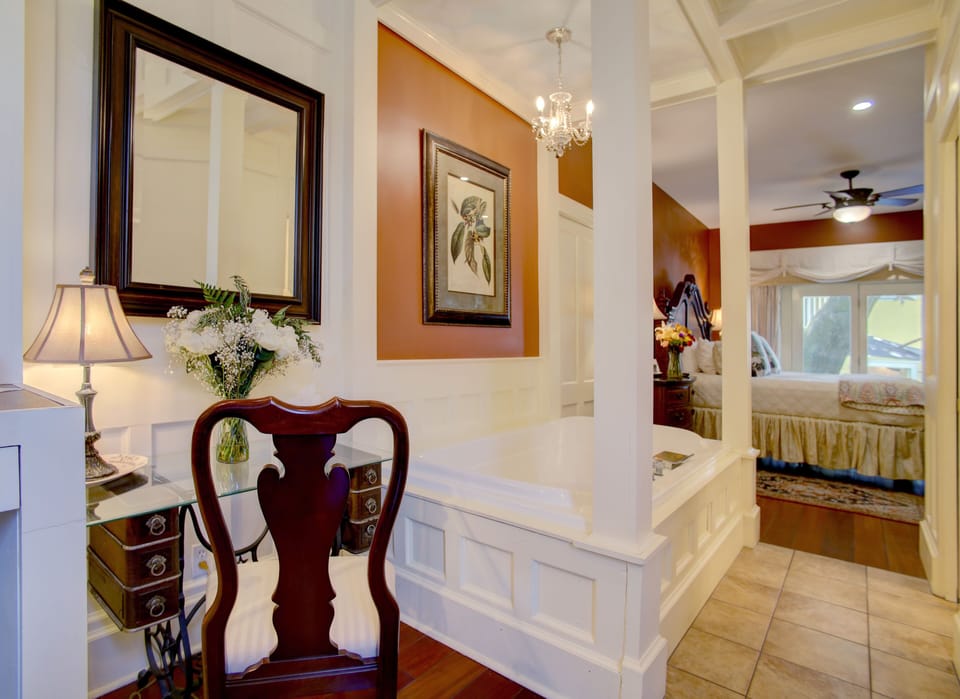 Cotton Exchange, Luxury Room, 1 King Bed, Jetted Tub, Garden View	 | Bathroom | Shower, free toiletries, bathrobes, towels