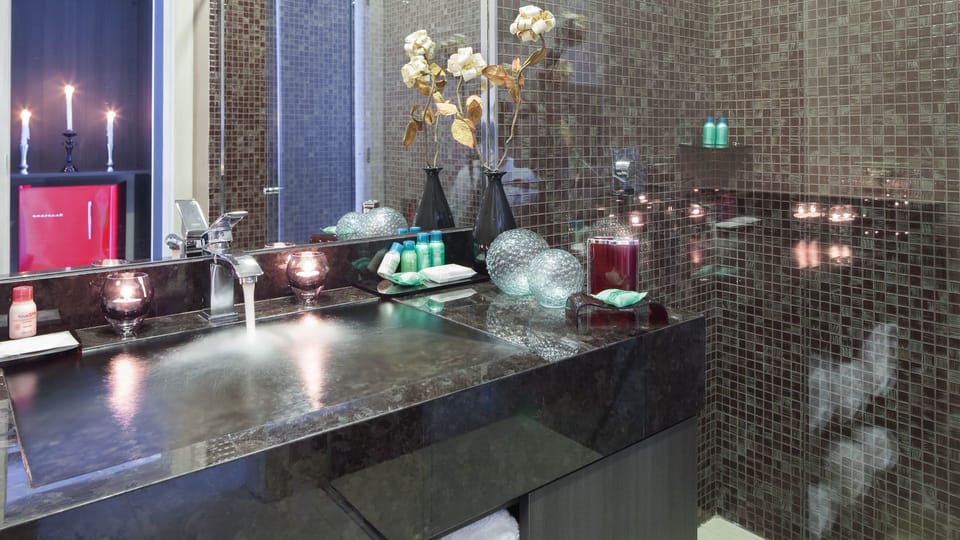 Lounge Apartment | Bathroom sink