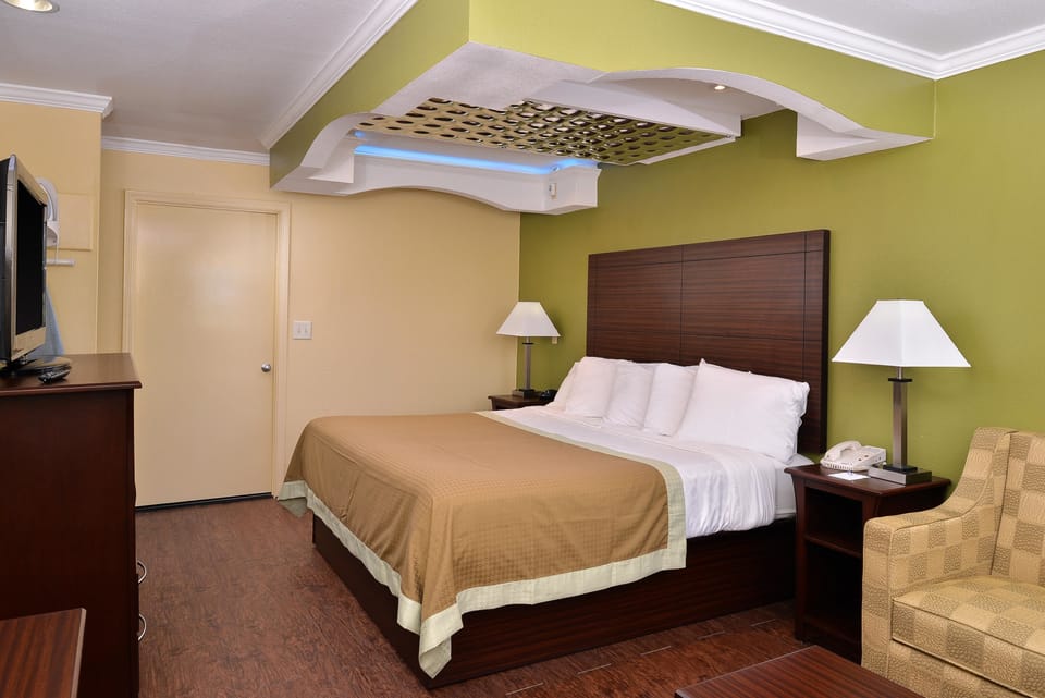 Room, 1 King Bed, Non Smoking | Desk, iron/ironing board, bed sheets