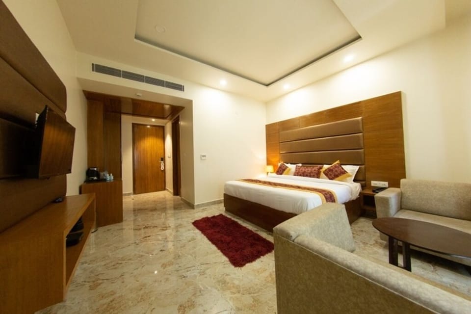 Superior Double Room | Desk, iron/ironing board (on request), WiFi (free), bed sheets