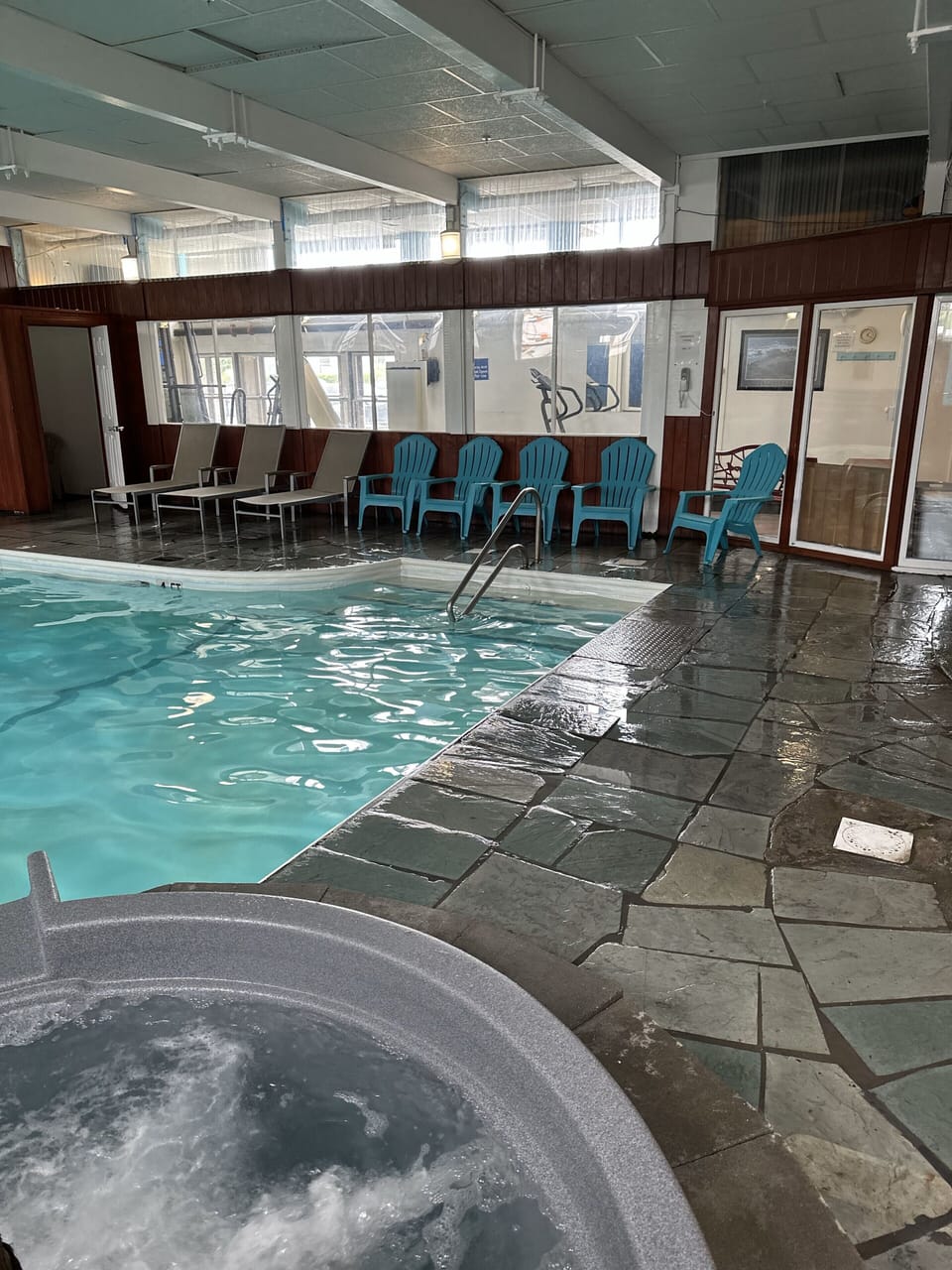 Indoor/outdoor pool
