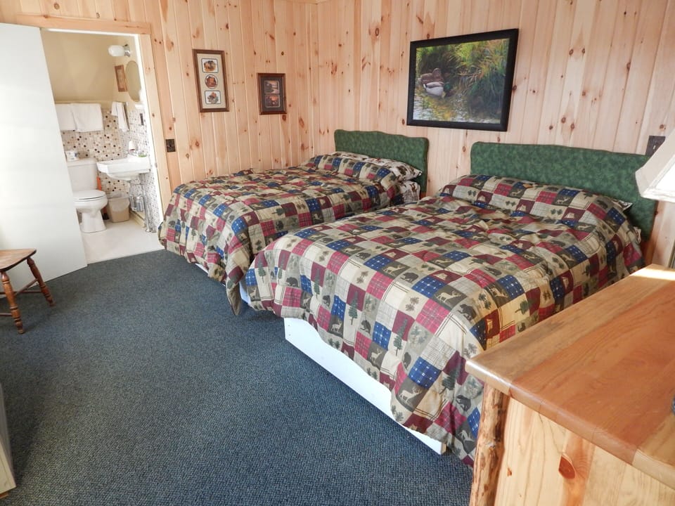 Moose Creek Lodge Large Space for Friends and Family. Eustis, ME VacationRenter