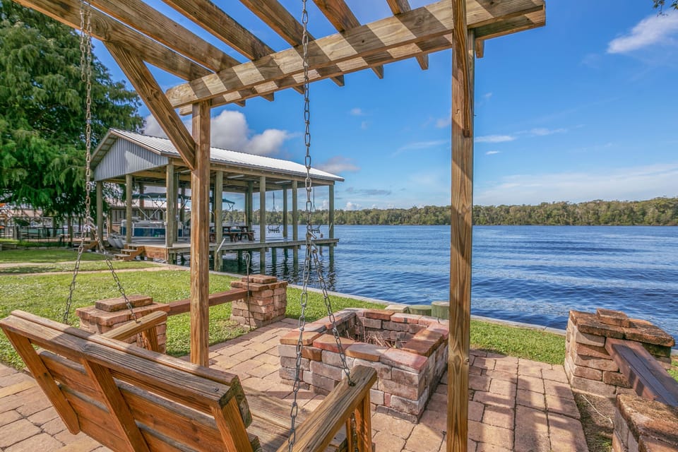 SNOWBIRDS(Long term visitors) or Quick getaway this is the home for you